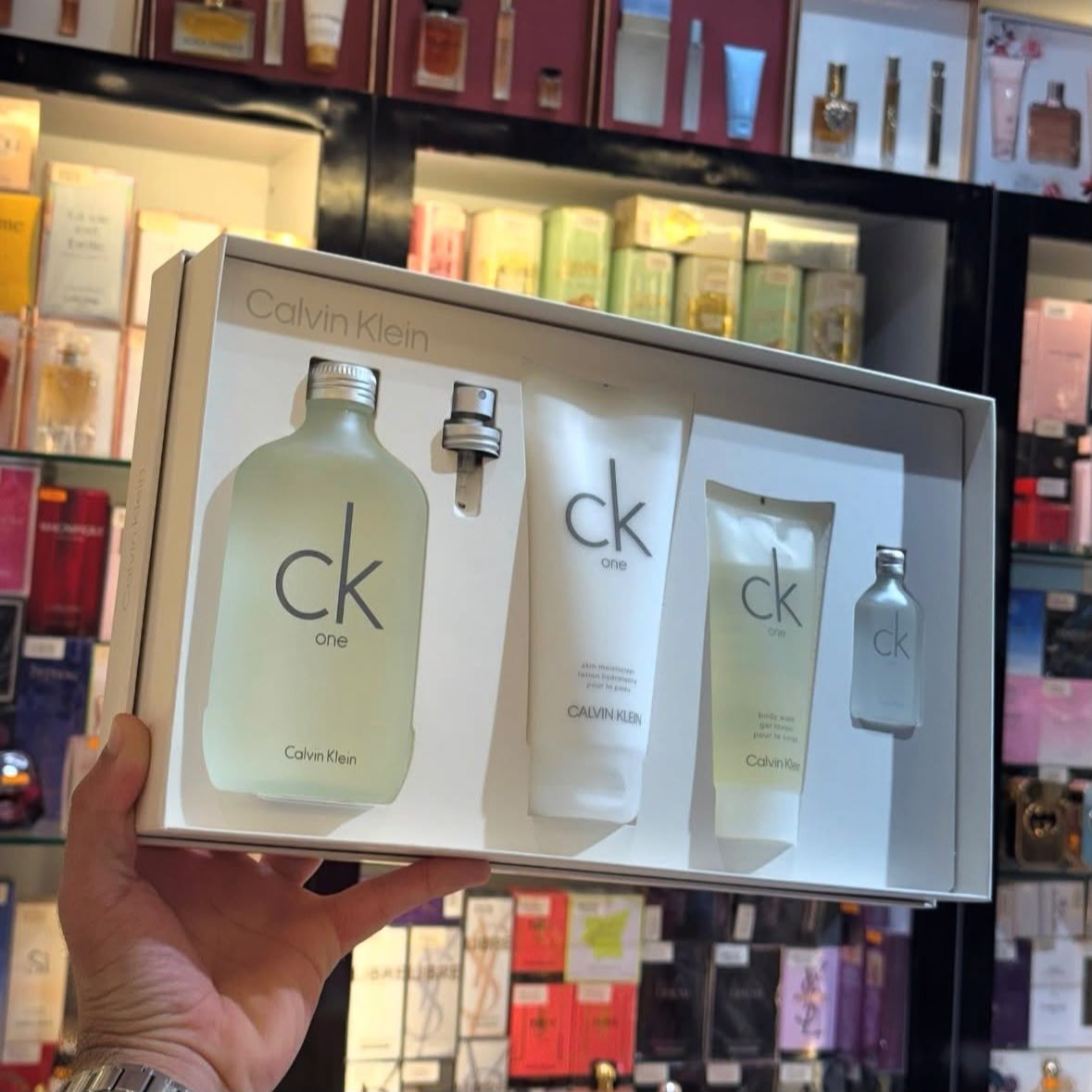 ➡️ Kit CK One Perfume EDT 200ml + Gel de Banho 100ml + Loção 200ml + Miniatura 15ml