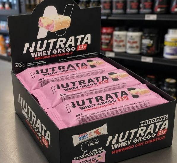 ➡️ Barra Whey Grego 40g Display Com 12 Unidades Morango Com Chantilly - Nutrata